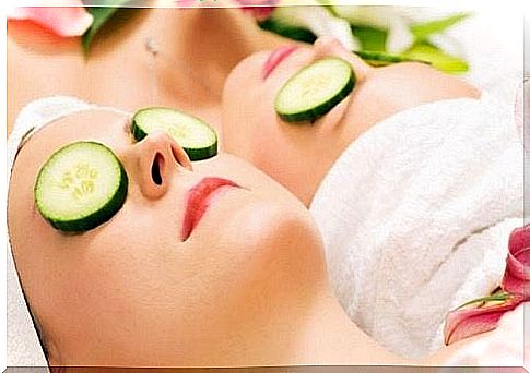 Cucumbers in the eyes are an effective treatment