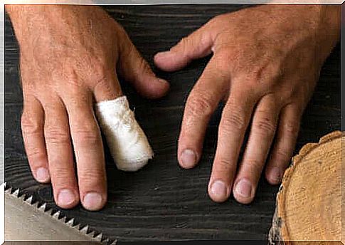 Involuntary finger amputation: first aid