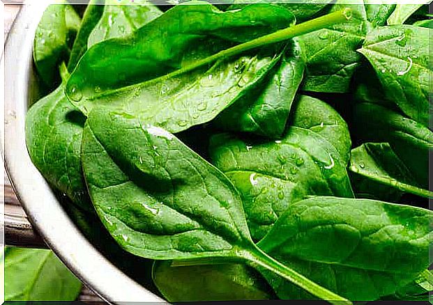 Spinach leaves go great with papaya.