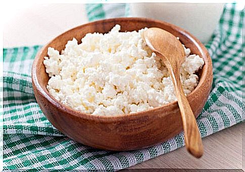 Cottage cheese is a great snack option, especially for those who want to lose weight, as unlike many other dairy products and cheeses, it is low in fat.