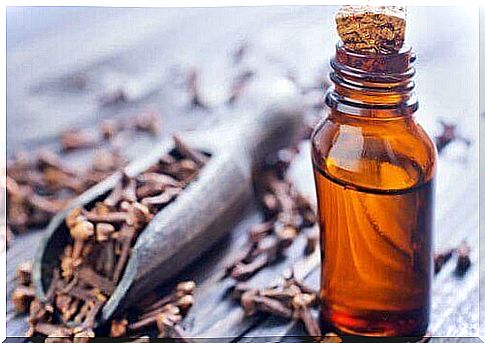 Clove oil for the treatment of yeast