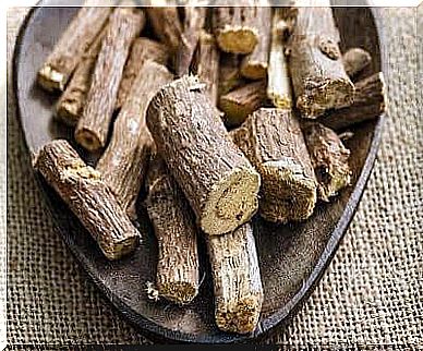 Licorice root for relieving abdominal pain