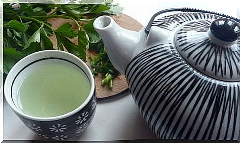 Liver cleansing with mint-parsley tea