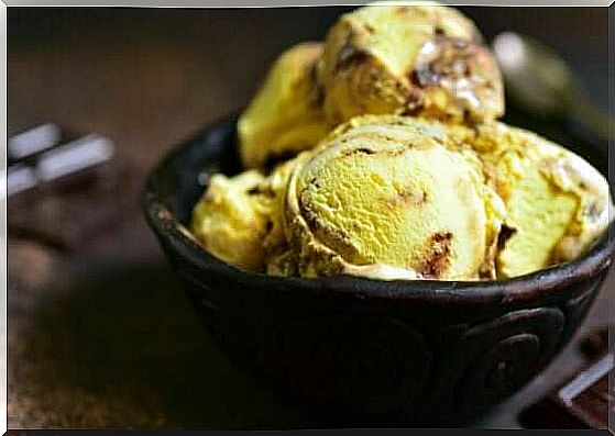 Low-fat cinnamon ice cream from banana and lemon