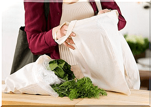 A reusable shopping bag reduces rubbish