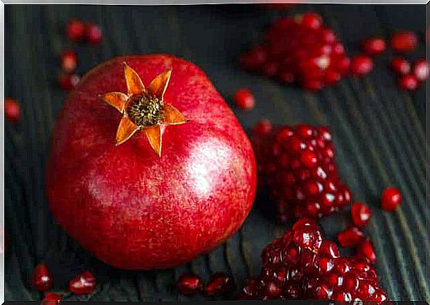 The phytonutrients contained in pomegranate help prevent the action of free radicals.