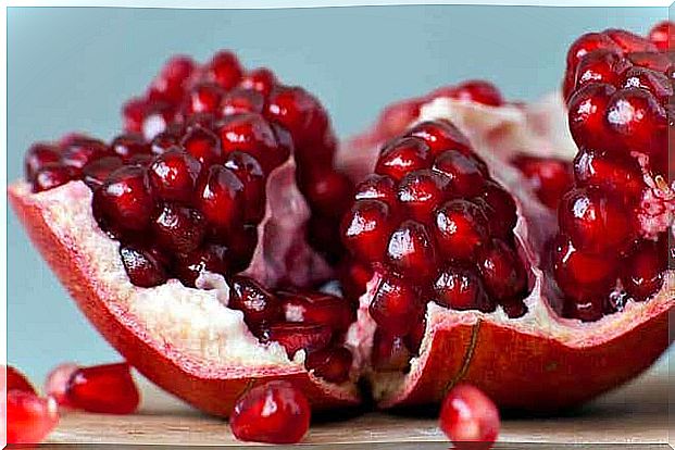 This recipe for endive pomegranate apple salad contains black pepper, which enhances fat burning.