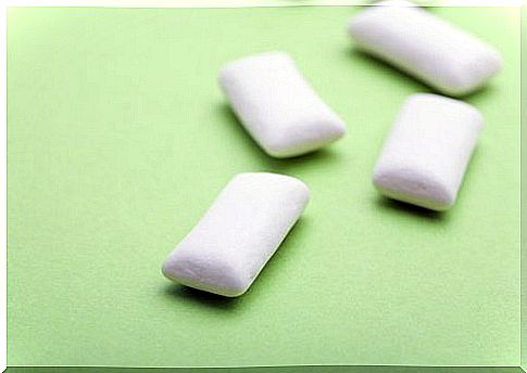 Consuming sugar-free chewing gum helps reduce plaque buildup.