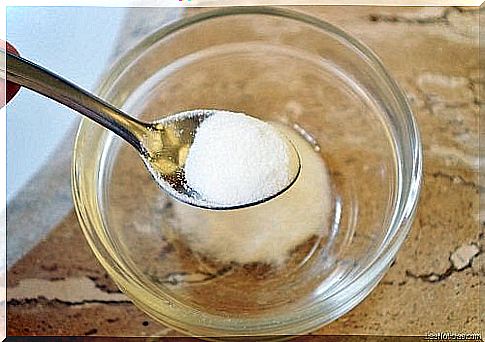 Remove plaque naturally with baking soda.