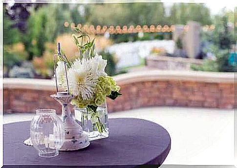 Table decoration: inexpensive and beautiful ideas