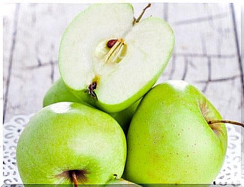 The benefits of a green apple when eaten on an empty stomach