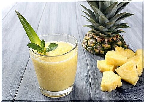 The 5 best drinks for women - a drink of kale and pineapple.